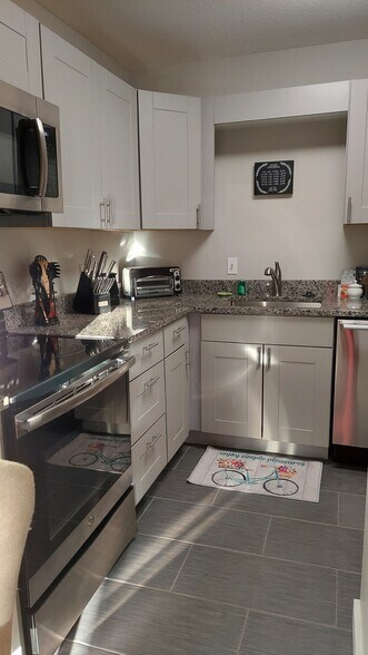 Primary Photo - 92 Oak St