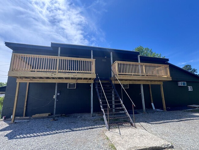 Building Photo - Newly Remodeled 2 bed 1 bath Apartment