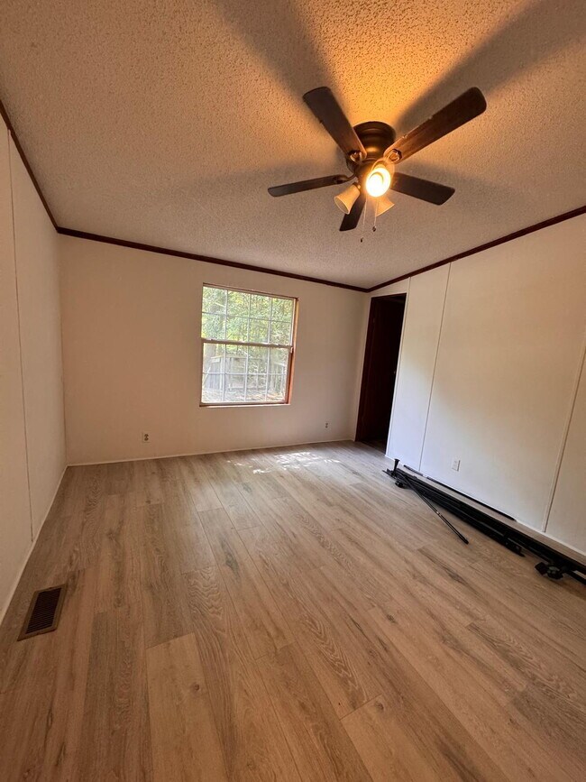 Building Photo - Spacious 3-Bed, 2-Bath Home in Greenville ...