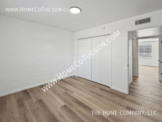 Building Photo - 413 W Pso Solana