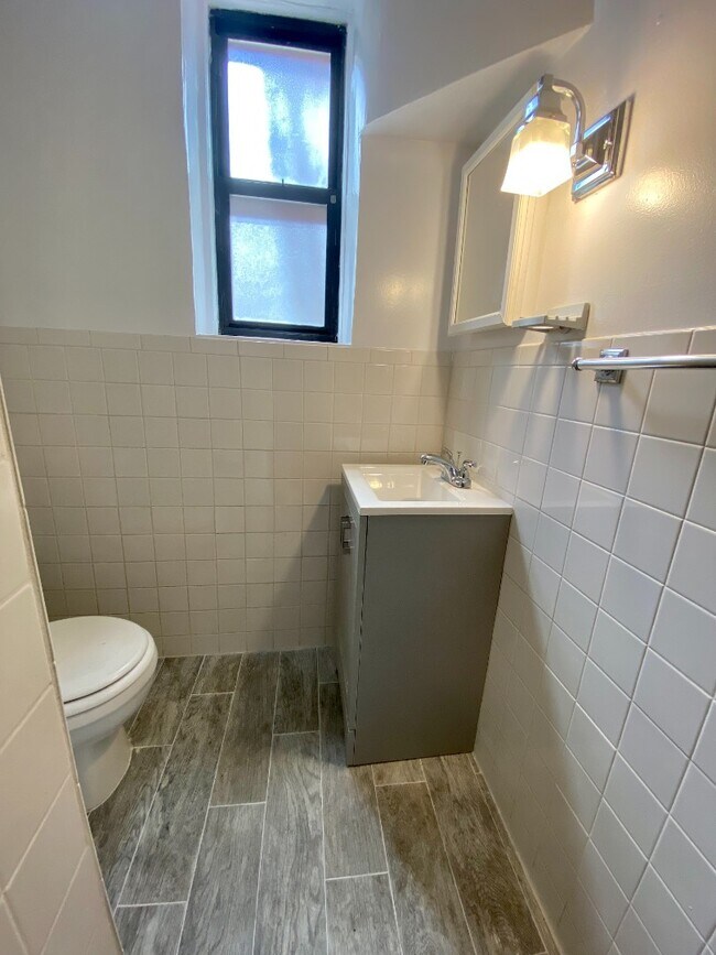 Building Photo - 256 Martine Ave