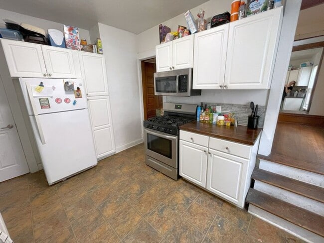 Building Photo - 147 Lathrop St