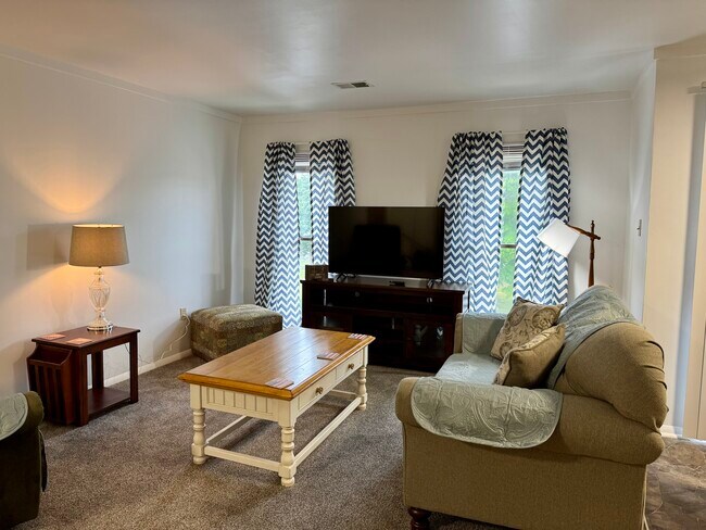 Building Photo - 1001 White Oak Rd