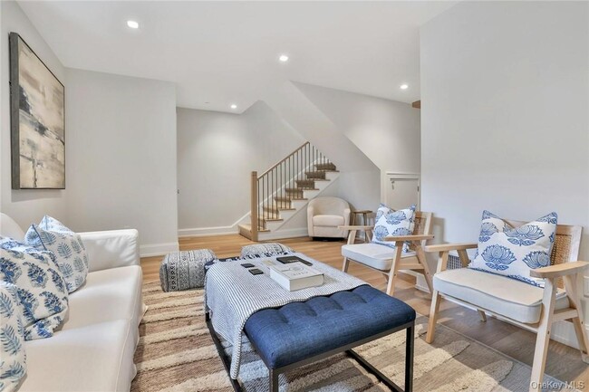 Building Photo - 162 Bedford Rd