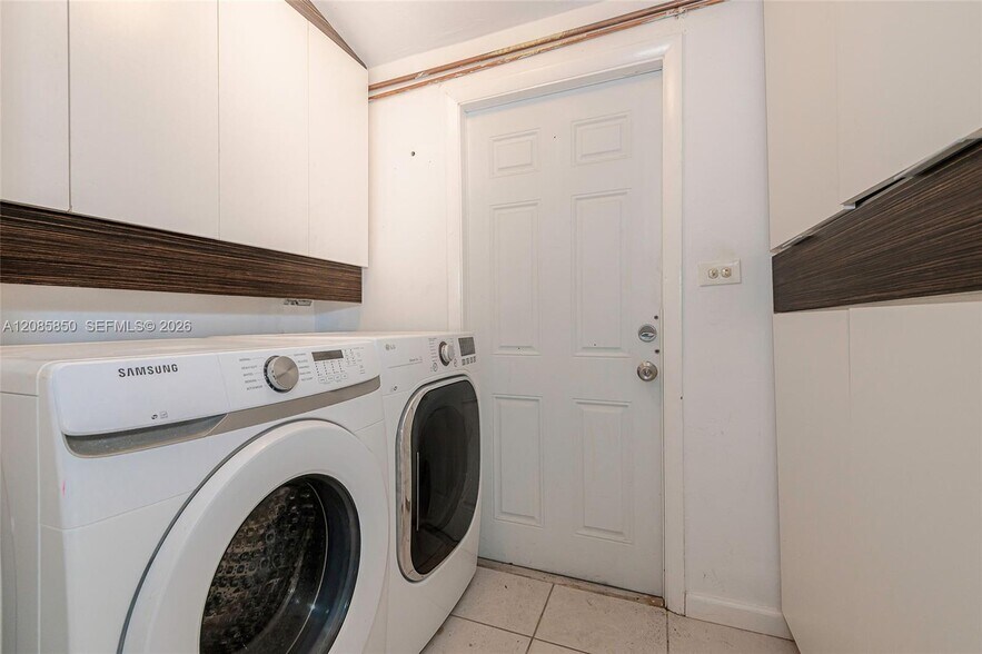 Building Photo - 2631 Alcazar Dr