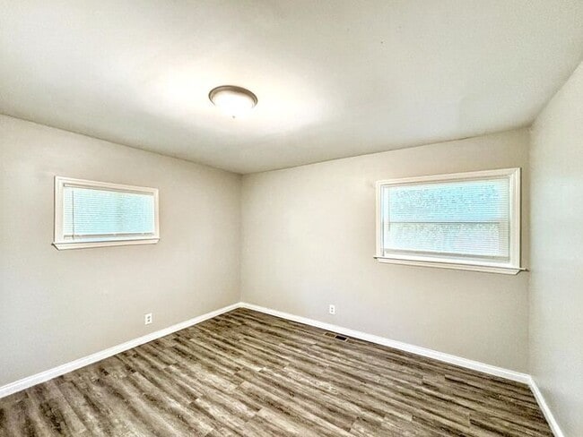 Building Photo - Charming 4-Bedroom Home with Fenced Yard a...