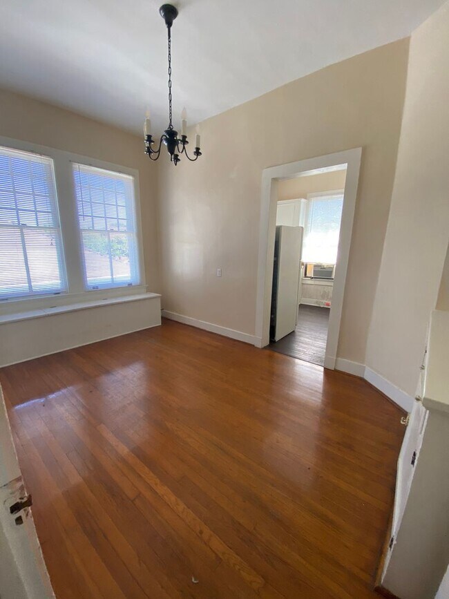 Building Photo - 2 Bedroom Available in the University Area!