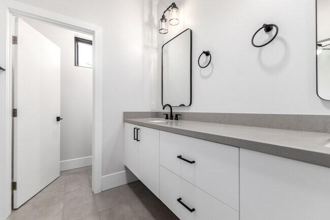 Building Photo - 164 E Lexington Ave