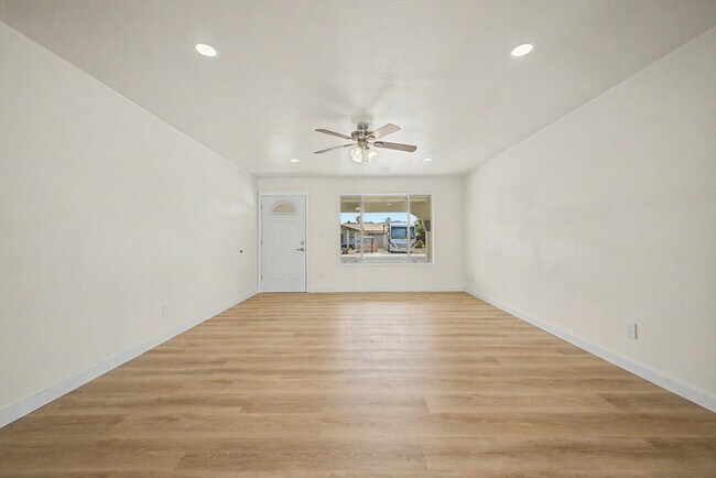 Building Photo - 3430 E Poinsettia Dr