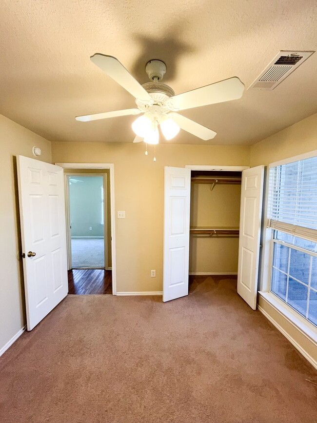Building Photo - Available NOW!!!! Open floor plan features...
