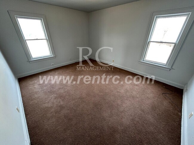 Building Photo - 1202 Walnut-