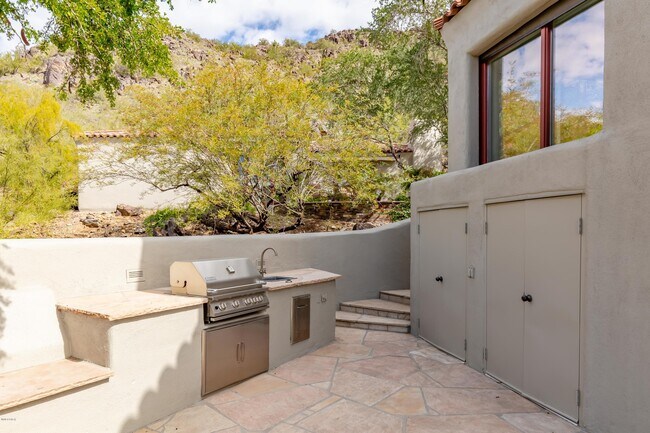 Building Photo - 7421 N Las Brisas Ln