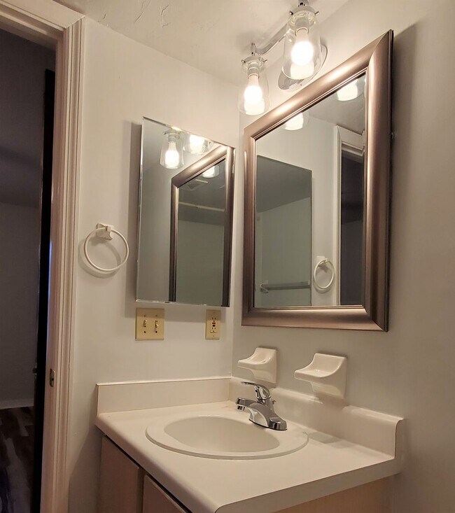 Building Photo - FOR RENT 1 bedroom 1 bath condo, balcony, ...