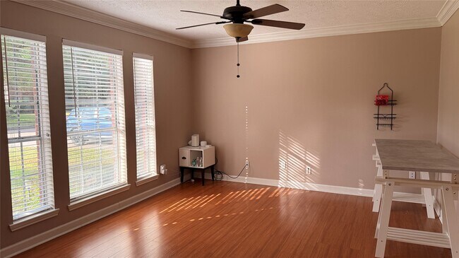 Building Photo - 10310 Hedge Way Dr