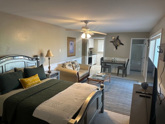 Building Photo - FT Myers Beach Amazing pool home