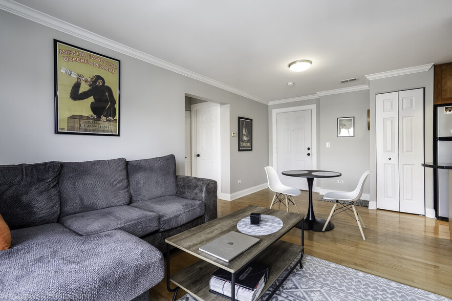 living room - 4144 N Sheridan Rd