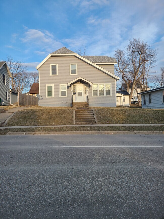 Building Photo - 708 State St