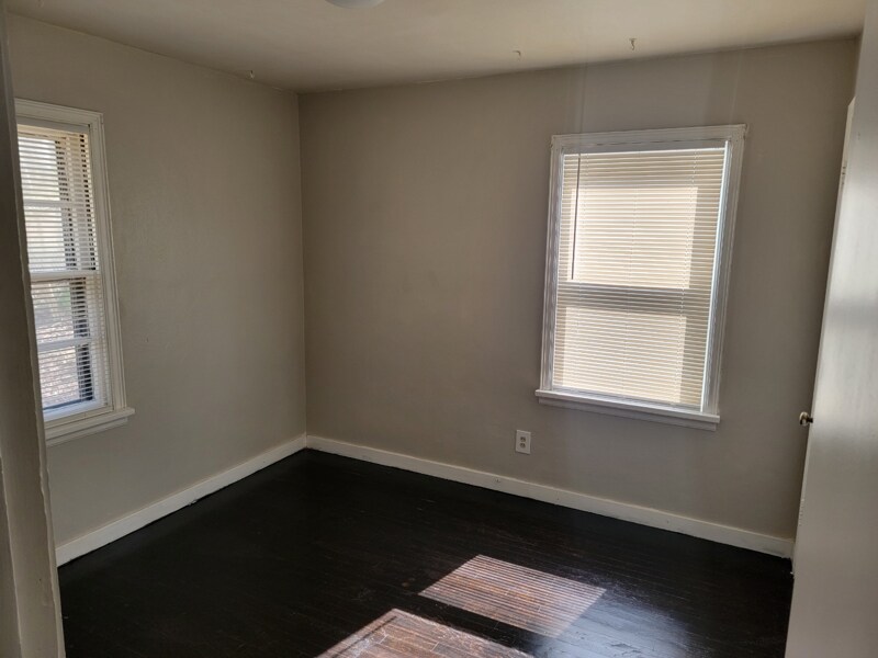 Building Photo - 212 S Barat Ave