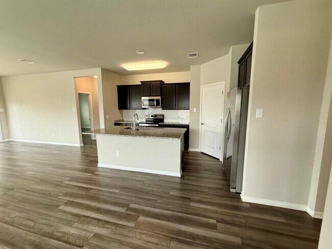 Building Photo - 5060 Dickinson Lp