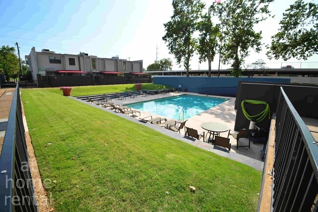 Building Photo - 410 W 7th St