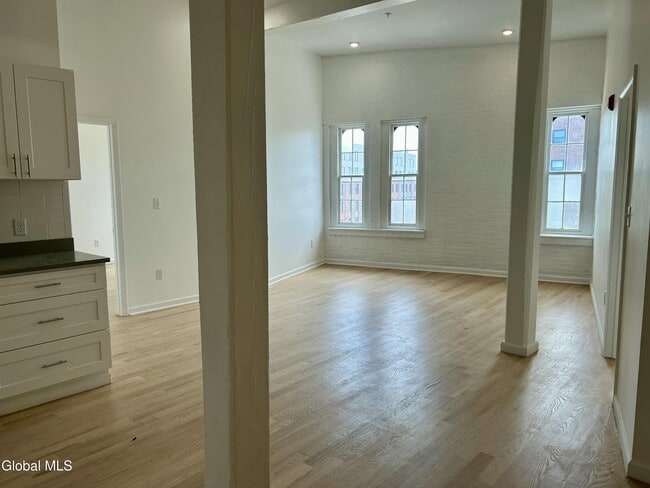 Building Photo - 155 River St