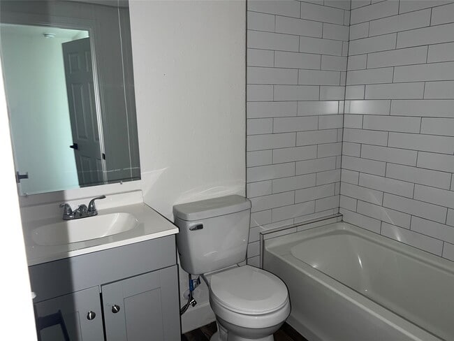 Building Photo - 201 Eastwood St