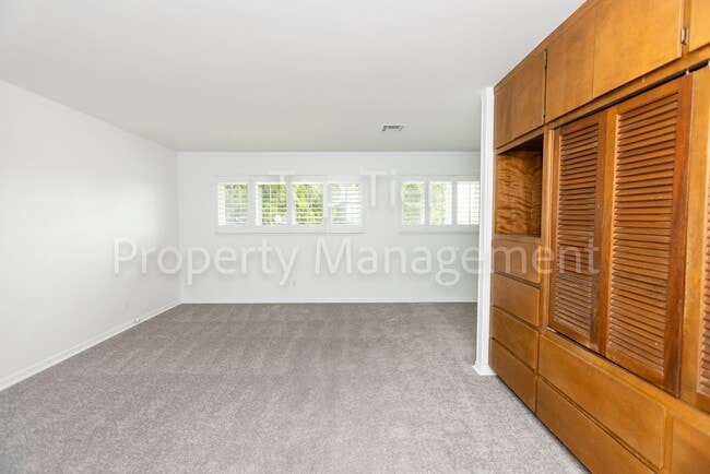Building Photo - Charming Mid-Century Home | 4BR, 3BA | 2,4...