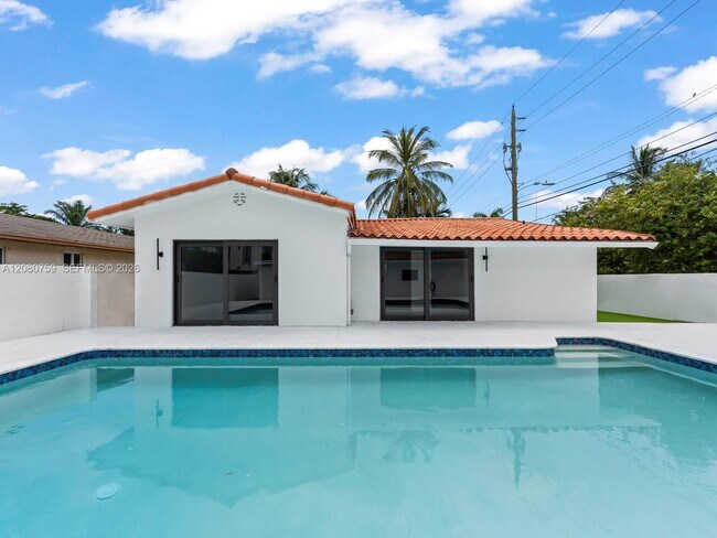 Building Photo - 1221 Biarritz Dr