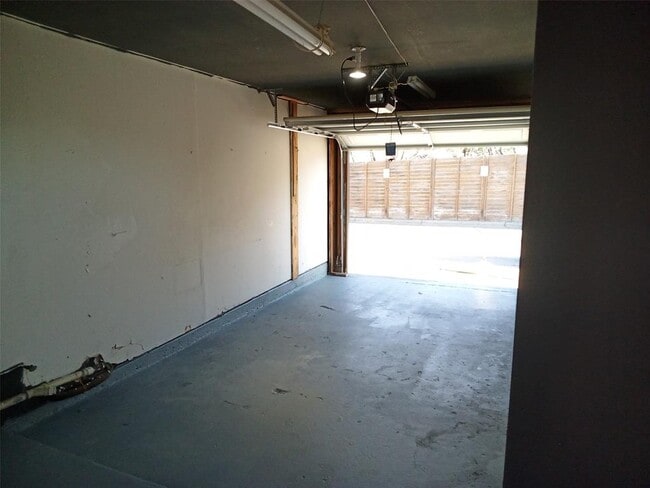 Building Photo - 1400 W Braker Ln