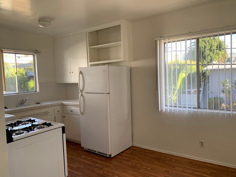 Building Photo - 975 S Barrington Ave