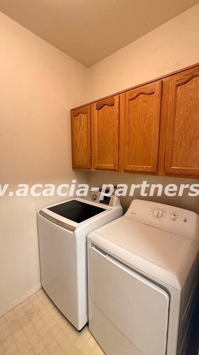 Building Photo - Gated 2 bed 2.5 bath