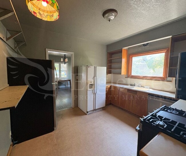 Building Photo - Large 8-Bedroom Home Across from Whitman College – Lawn Care Included