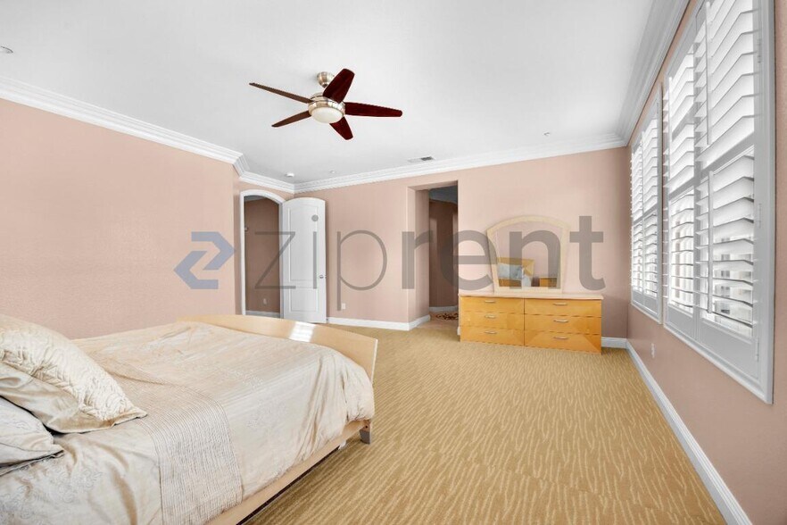 Building Photo - Unit