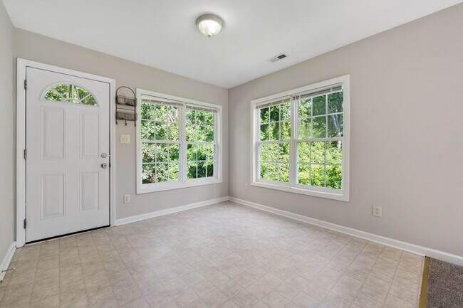 Building Photo - Great 4 bedroom home in South Durham right off S. Roxboro:  Available August 10th