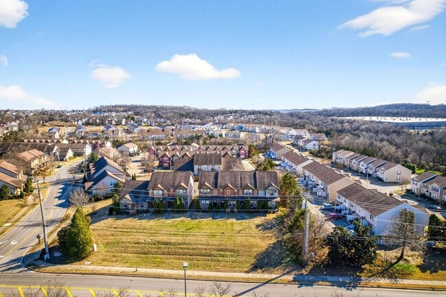 Building Photo - Great Location!