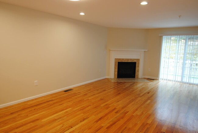 Primary Photo - 109 Overlook Cir