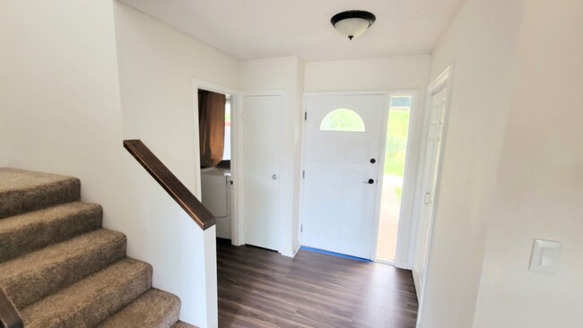 Building Photo - PALEHUA GARDENS - Upgraded 3 Bedroom Townhome