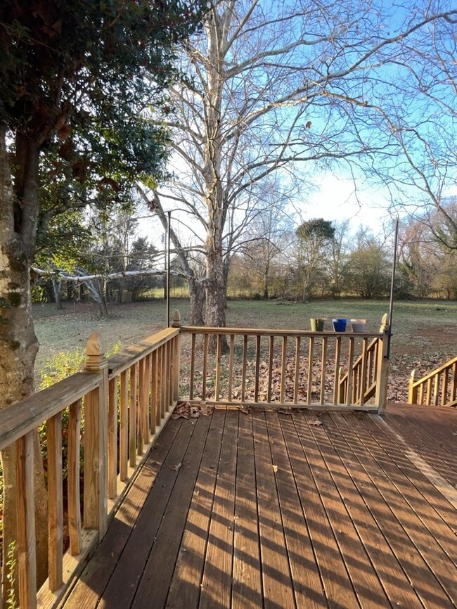 Building Photo - 3 Bedroom 2 Bathroom