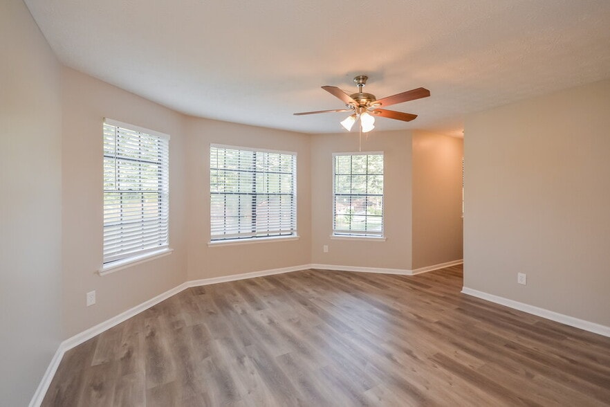 Building Photo - 1053 Mainstreet Lake Dr