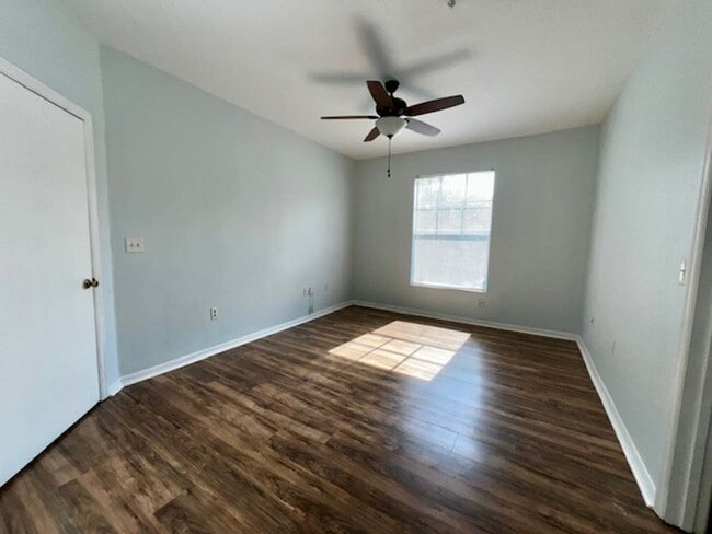 Building Photo - MOVE IN NOW! 2x2 WITH FRESH INTERIOR PAINT & LAMINATE WOOD FLOORING! PRIVATE BALCONY!!!