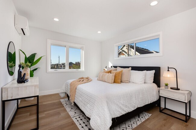 Building Photo - Ballard Living: Contemporary 5BR, 3.5BA Top-Level Unit!!