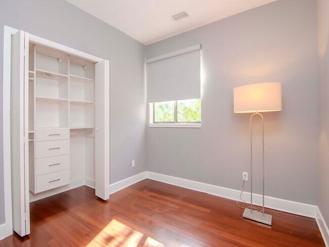 Building Photo - 213 S Moody Ave