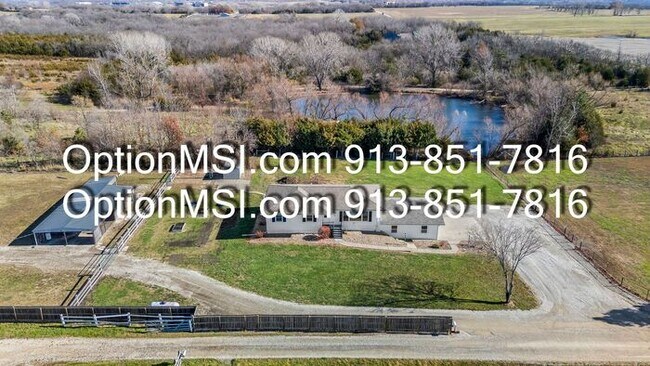 Building Photo - Country Charm Just Minutes From Lawrence!