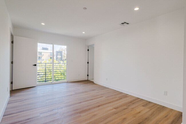 Building Photo - 2419 Carmona Ave