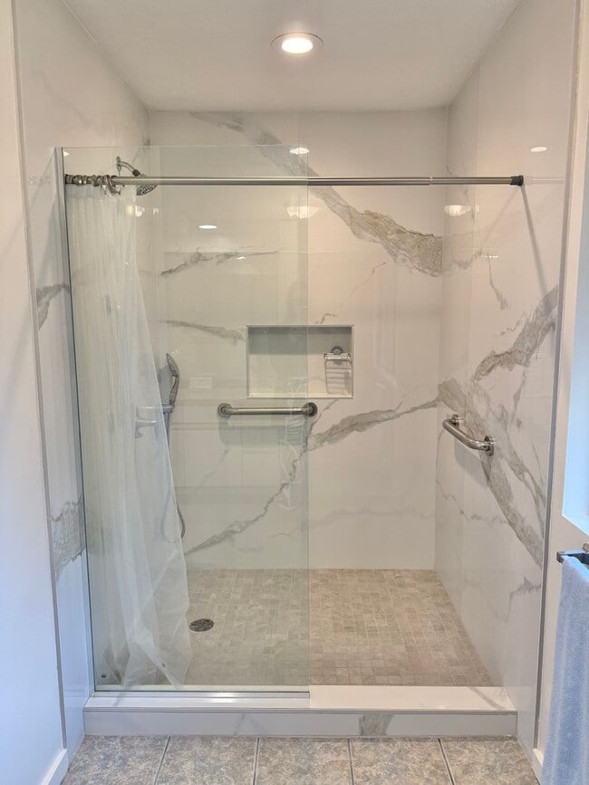 Building Photo - Beautiful 3 Bedroom / 2.5 Bathroom Home in Wailuku Heights!