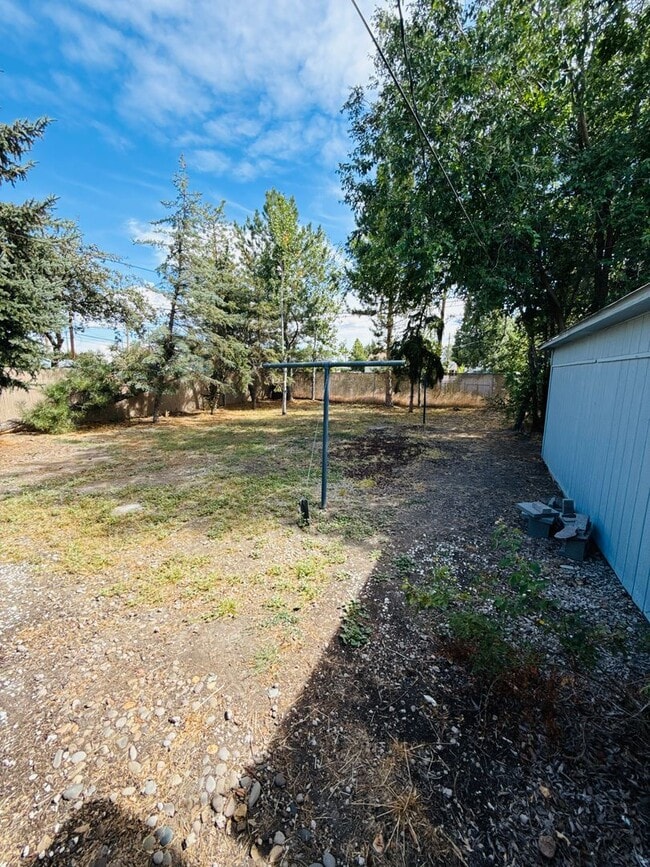 Building Photo - Updated 2bdrm 1 bath house  walking distan...