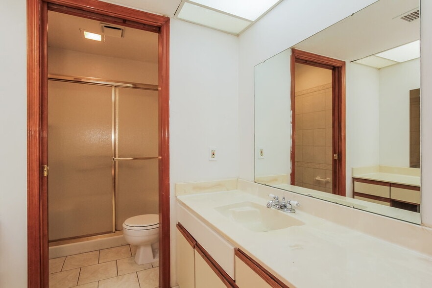 Building Photo - 5220 W Christy Dr