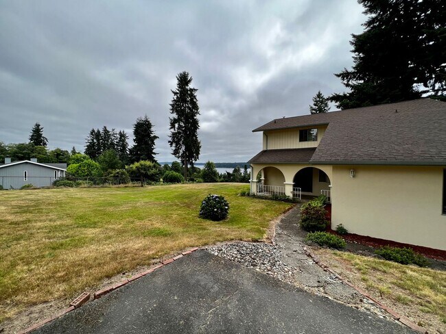 Building Photo - Beautiful home with a view in Bremerton.