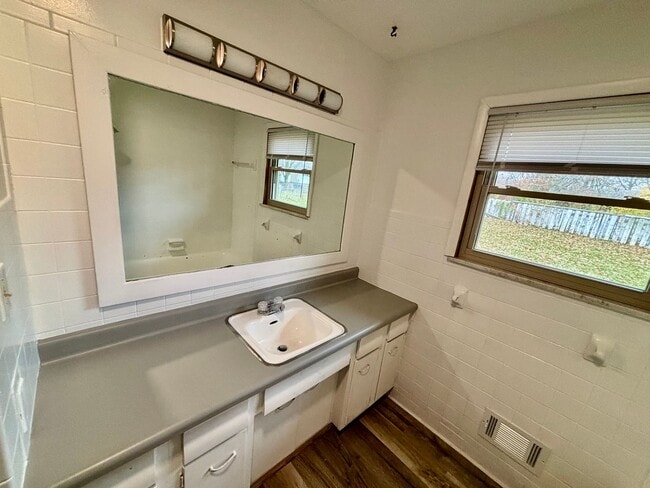 Building Photo - $1395 Charming 3-Bedroom Ranch Near Ball State & Ball Memorial!