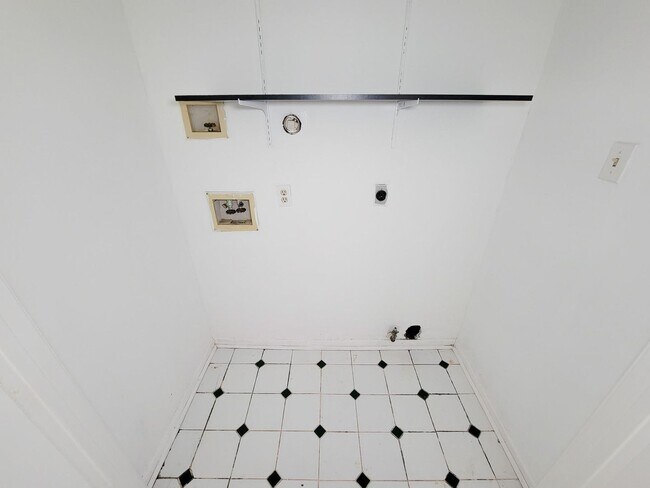 Building Photo - NICE 4 BEDROOM 2 BATH LEASE HOME WITH 2327 SF